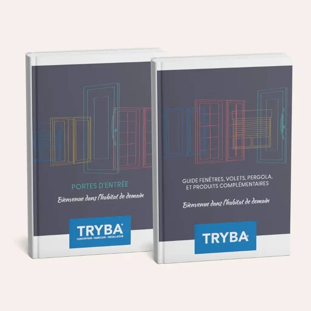 Deux brochures Tryba sur fond gris, illustrant des portes et fenêtres modernes avec des titres relatifs à l'habitat.