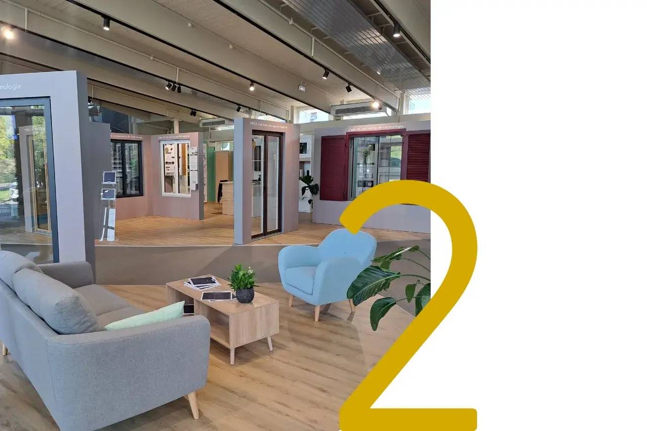 Un espace d'exposition moderne et lumineux avec des meubles élégants et des présentations de fenêtres.