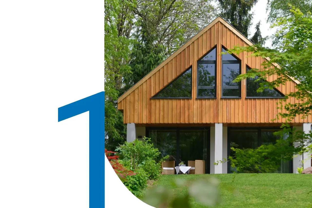 Cette image montre une maison en bois à l'architecture moderne entourée de verdure, avec un grand chiffre "1" bleu sur la gauche.