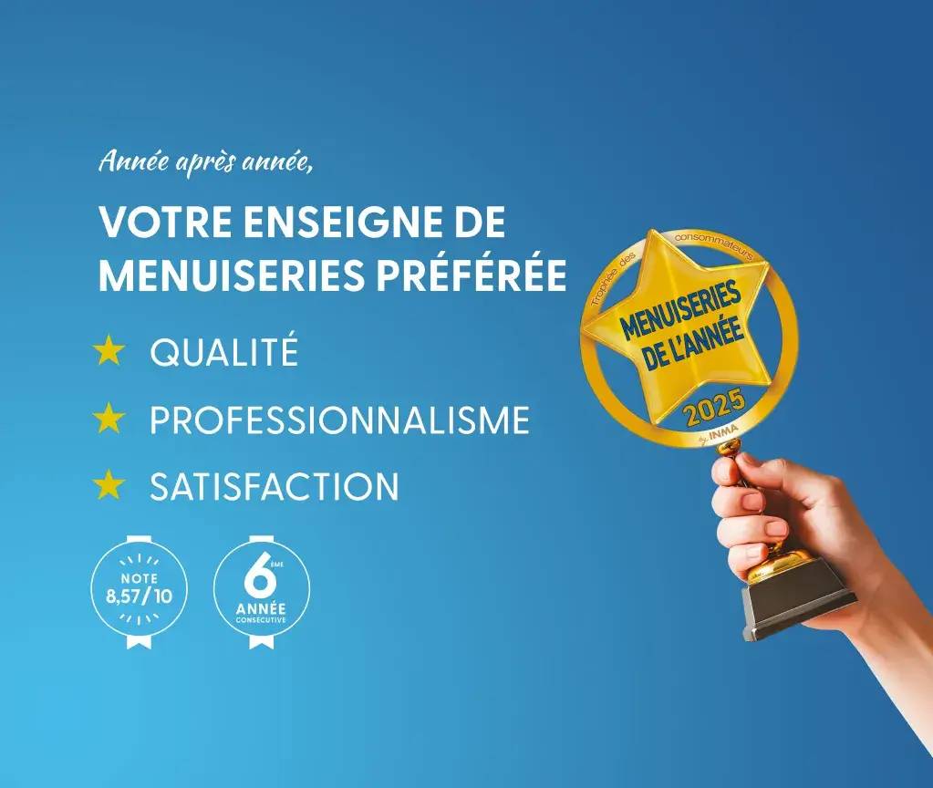 L'image présente un trophée "Menuiseries de l'année 2025" tenu par une main, avec des textes mettant en avant la qualité