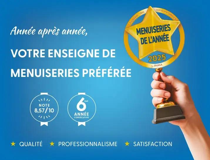 Une main tient un trophée doré étoilé marqué "Menuiseries de l'année 2025", accompagné de textes soulignant la qualité,