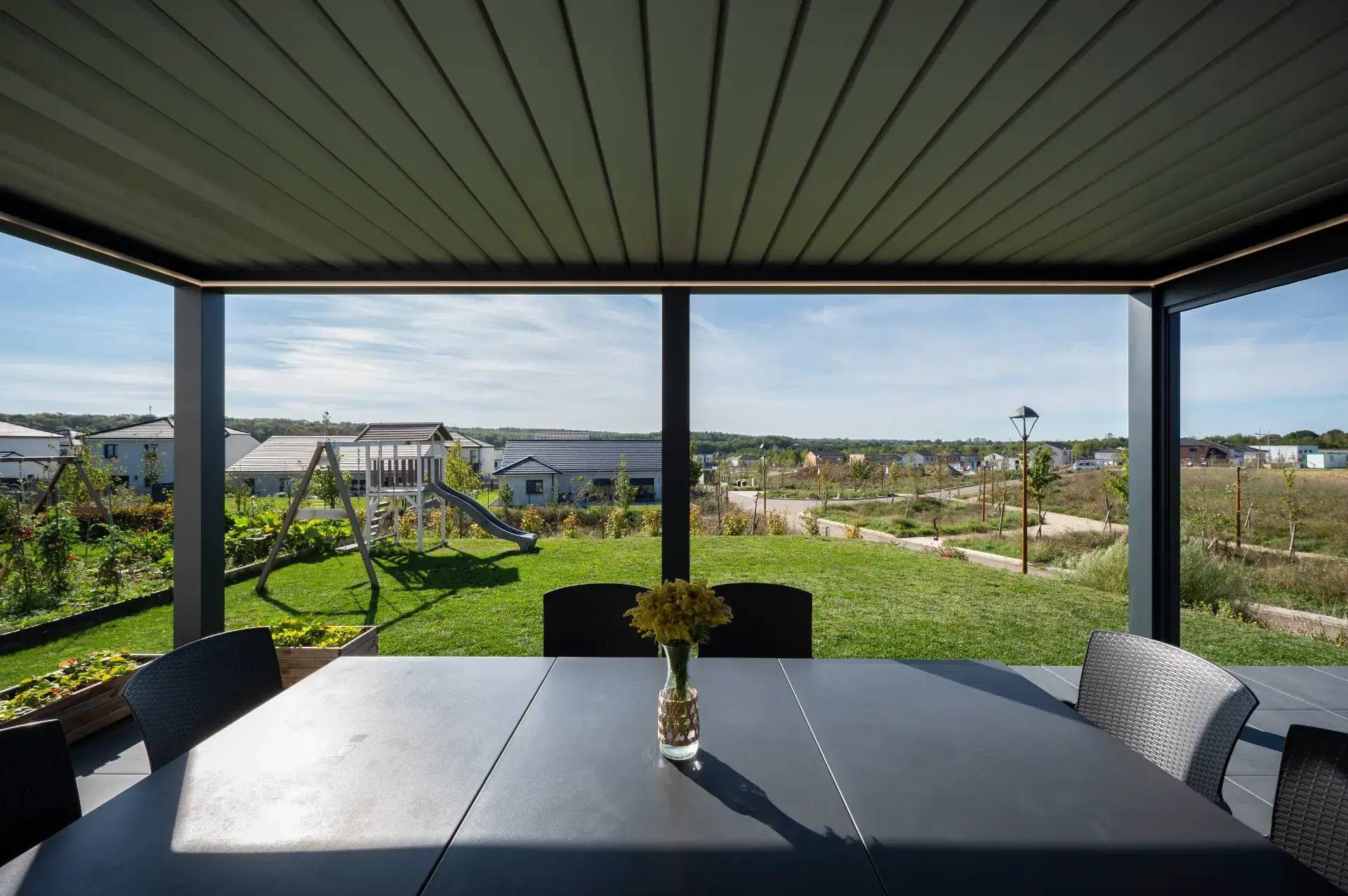 Vue sur jardin depuis l'ombre d'une Pergola