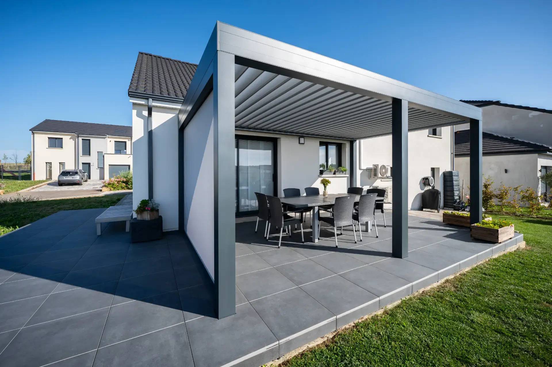 Pergola gris anthracite avec storescreen blanc