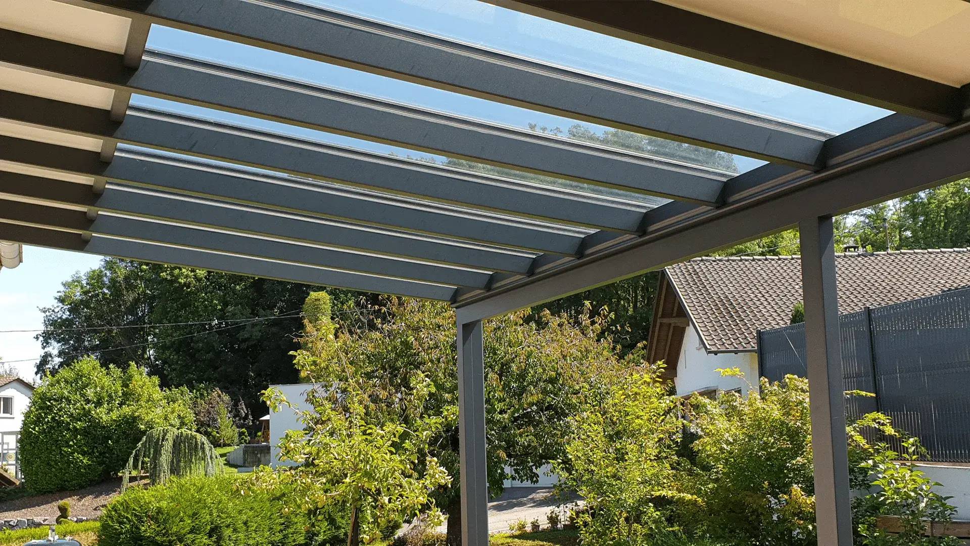 pergola-contemporaine-zone-vitree-en-toiture-store-de-toiture-motorise-1920-1080-vue-pergola-exterieur-toiture-1.webp