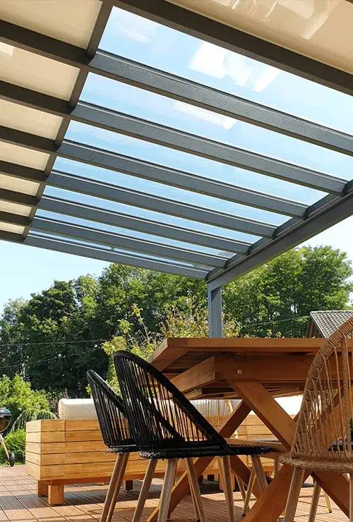pergola-contemporaine-zone-vitree-en-toiture-store-de-toiture-motorise-500-740-vue-pergola-exterieur-toiture.webp