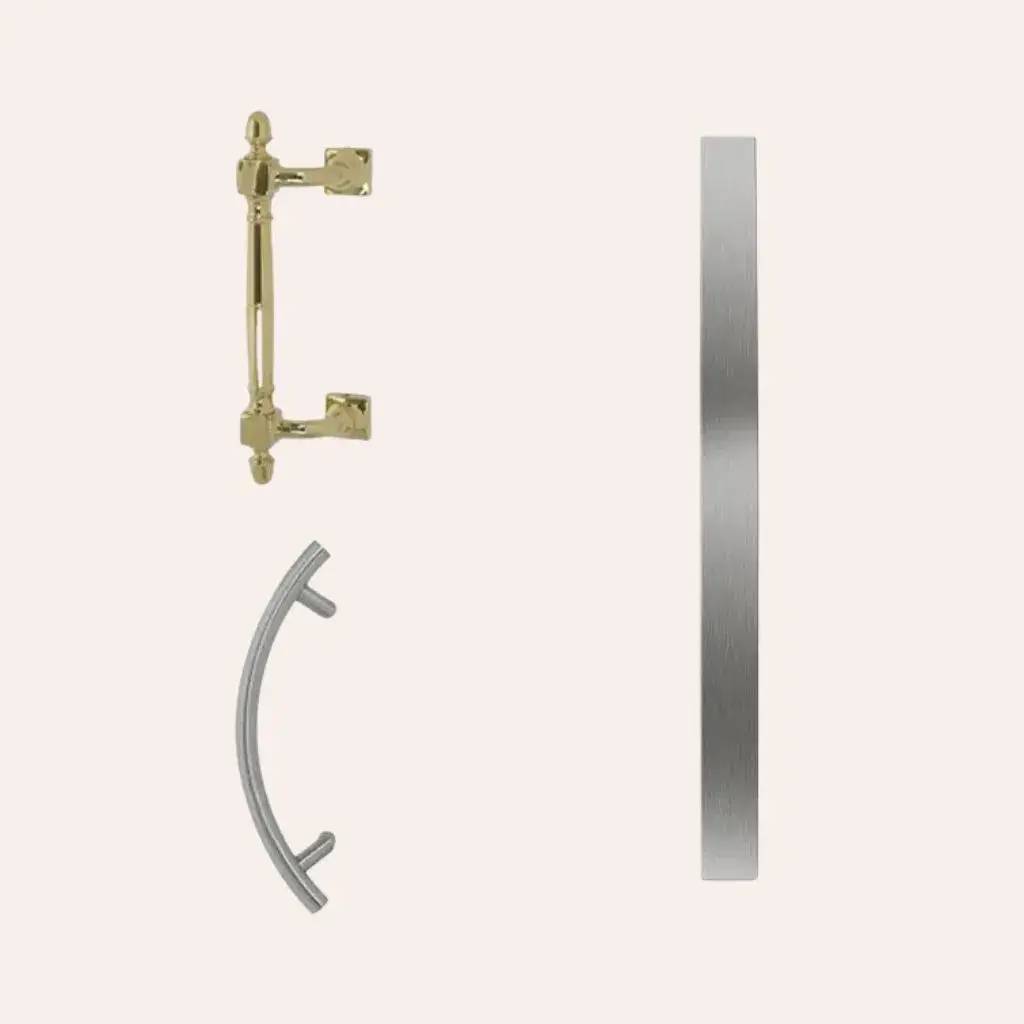 Trois poignées de porte au design minimaliste, en métal doré et argenté, sont alignées verticalement sur un fond clair.