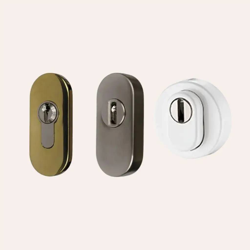 Trois rosaces de serrure ovales aux finitions dorée, grise et blanche sont alignées sur un fond neutre.