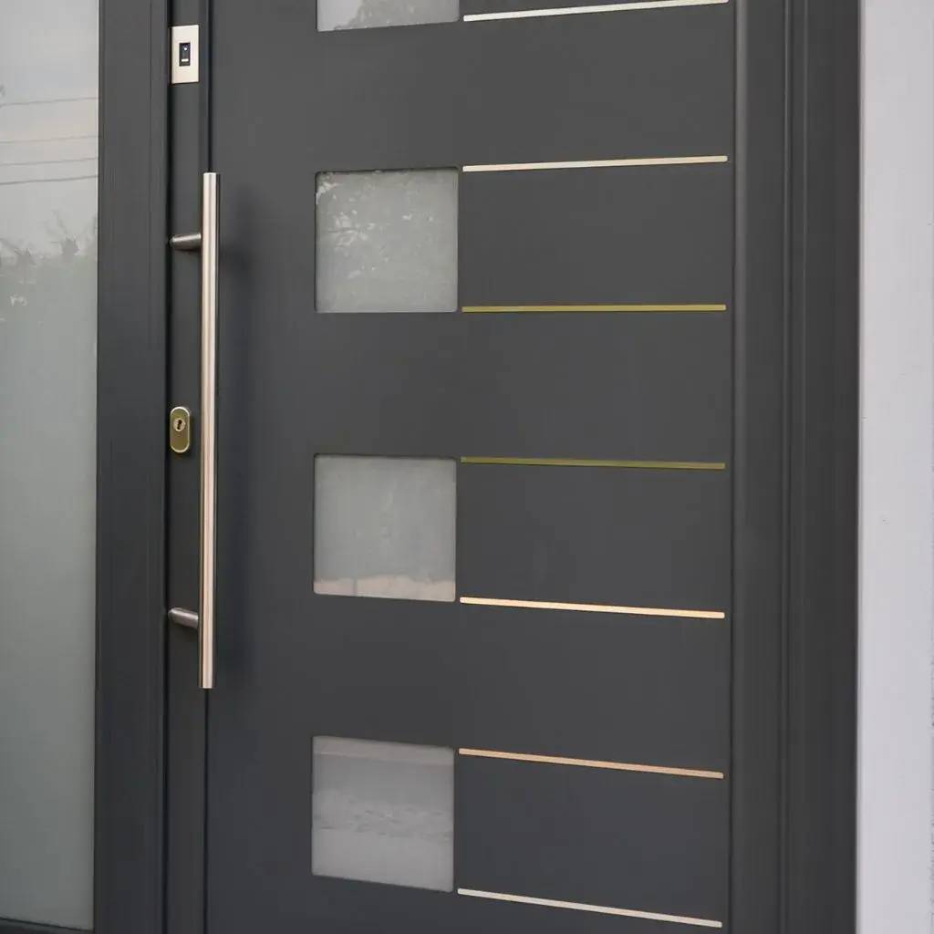 Porte moderne en métal gris anthracite avec des inserts en verre givré et une poignée en acier inoxydable.