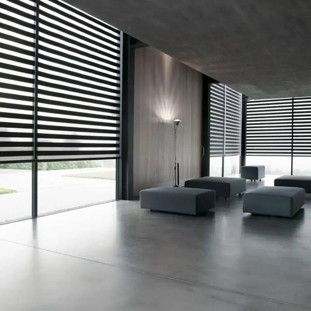 Un espace moderne et épuré avec des stores horizontaux, des murs en bois sombre et des sièges minimalistes.