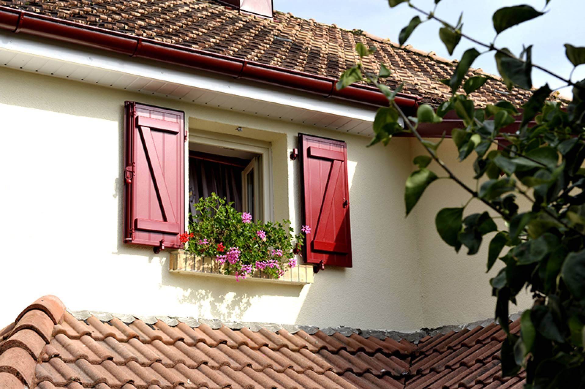 volets battants iso rouge facade blanche maison