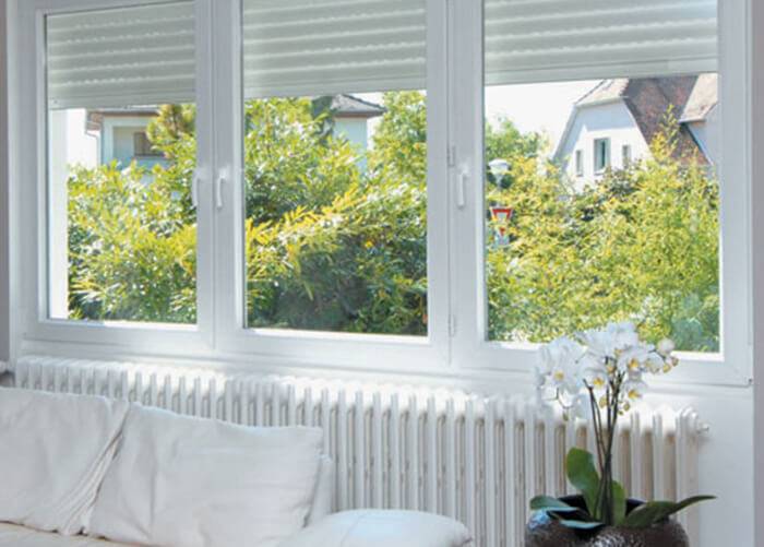 Volet roulant blanc vue intérieur fenetre