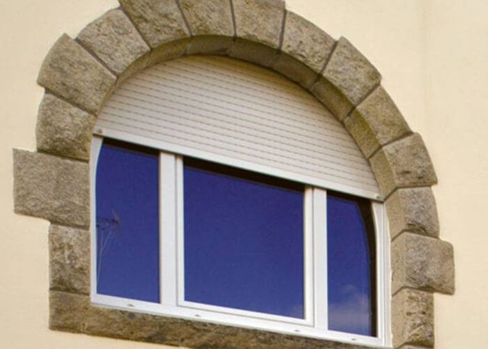 volet roulant blanc sur fenetre archée 