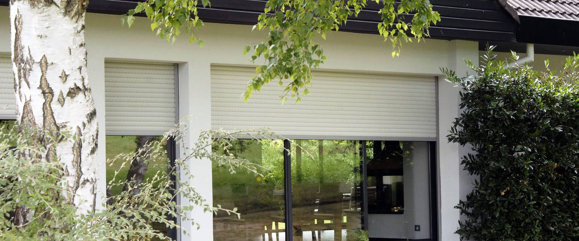 volet-caison-existant-banniere.jpg volet blanc caisson extérieur entouré de verdure