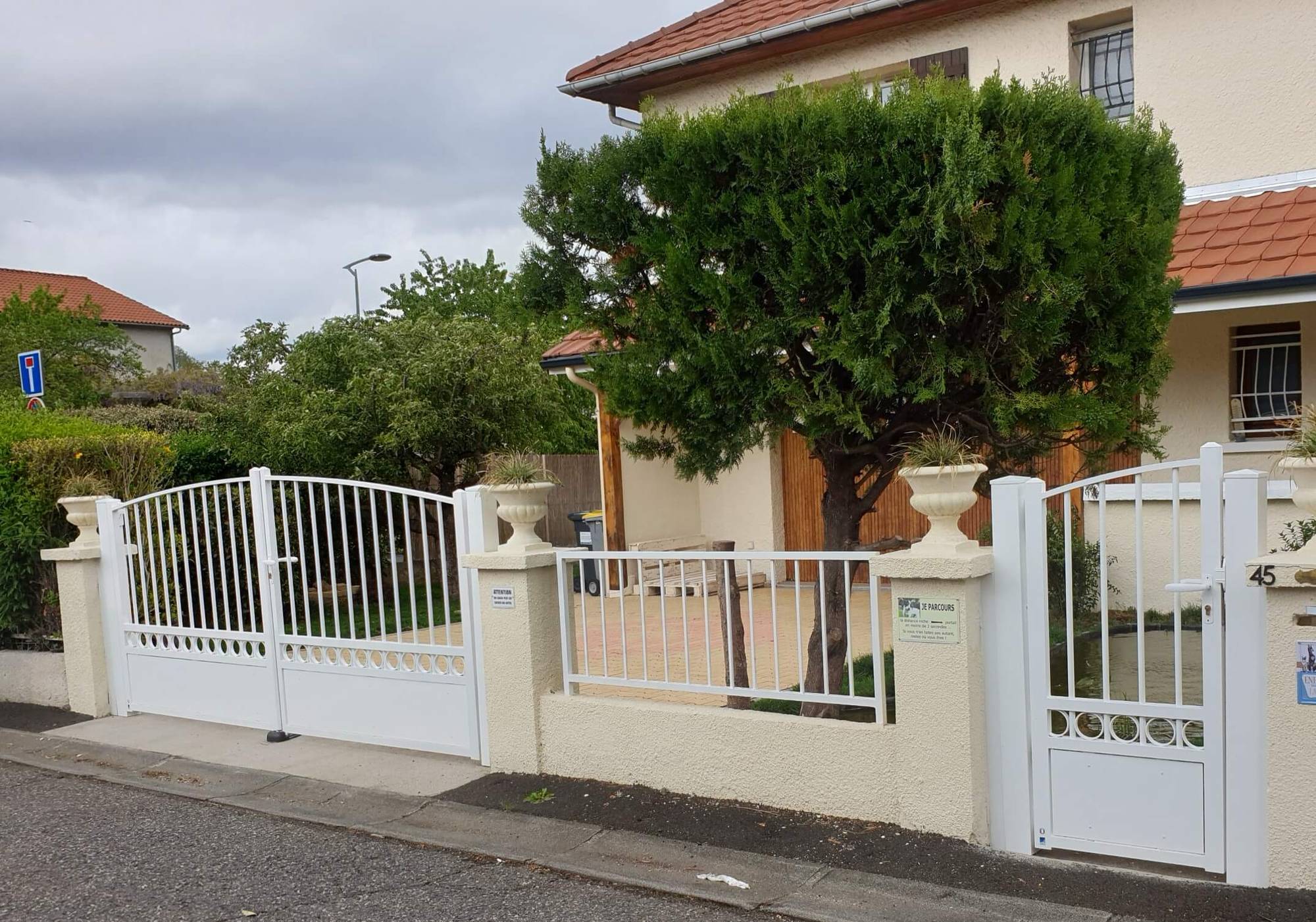 Portail et clôture | Portail extérieur, garde-corps et clôture sur