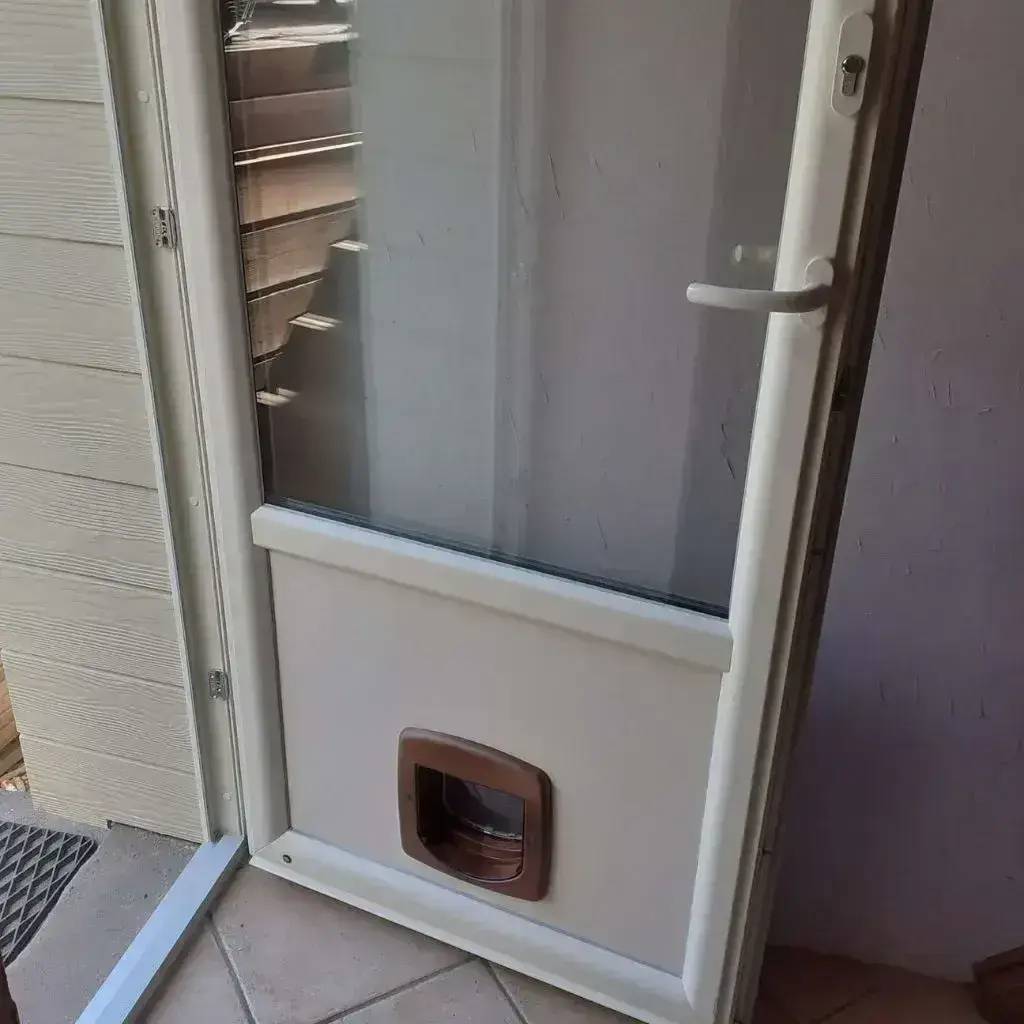 porte-fenetre-avec-chatiere-integree-saint-die-tryba-webp.webp