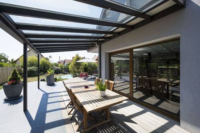 pergola-toit-vitre-gris-anthracite