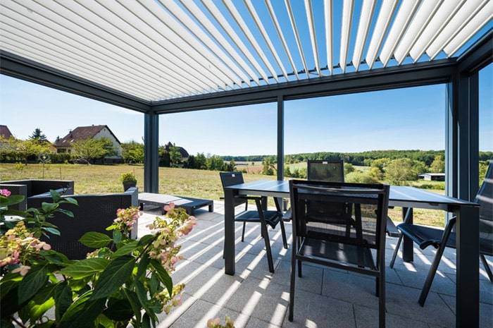 pergola-lames-orientables-salon-de-jardin