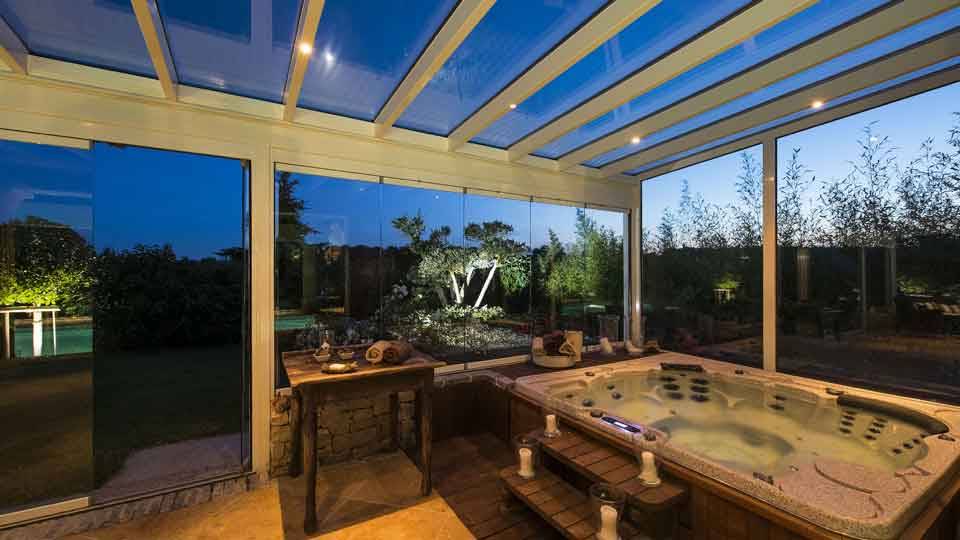 veranda-blanc-toit-vitre-jacuzzi-piscine-spa-leds