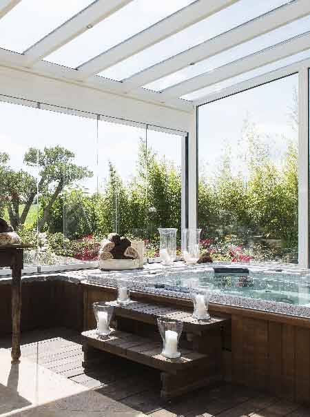 veranda-blanc-toit-vitre-jacuzzi-piscine-spa-leds