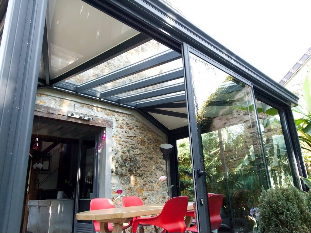 veranda-toit-vitre-gris-anthracite-salle-a-manger