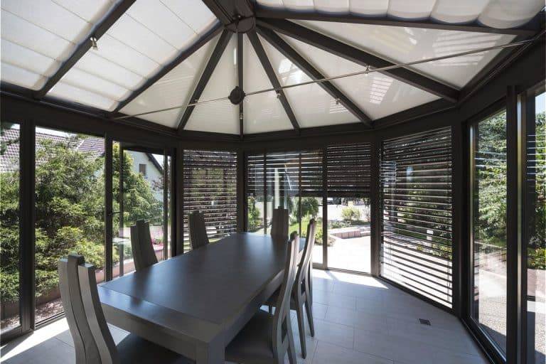 veranda-gris-anthracite-piece-a-vivre-toit-vitre-leds-stores