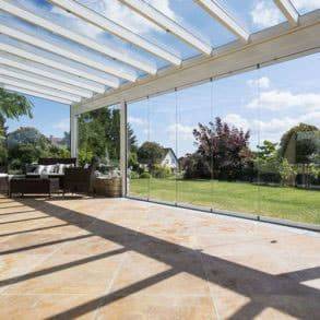 veranda-blanc-toit-vitre-salon-jardin