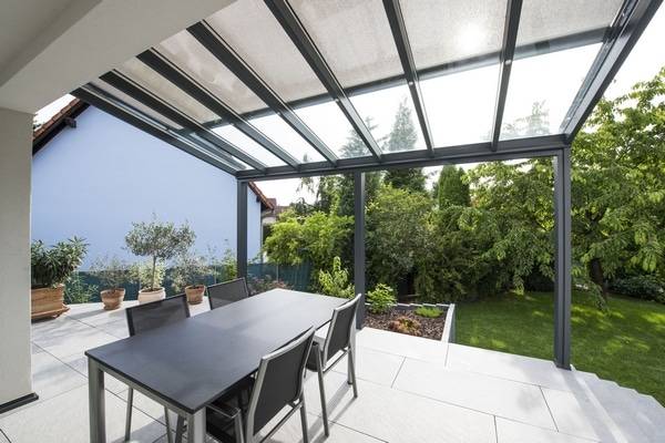 pergola-gris-anthracite-toit-vitre-terrasse