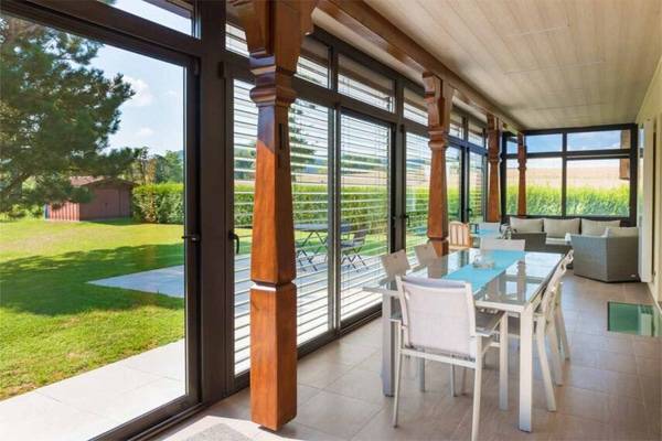 veranda-brun-stores-salle-a-manger-salon