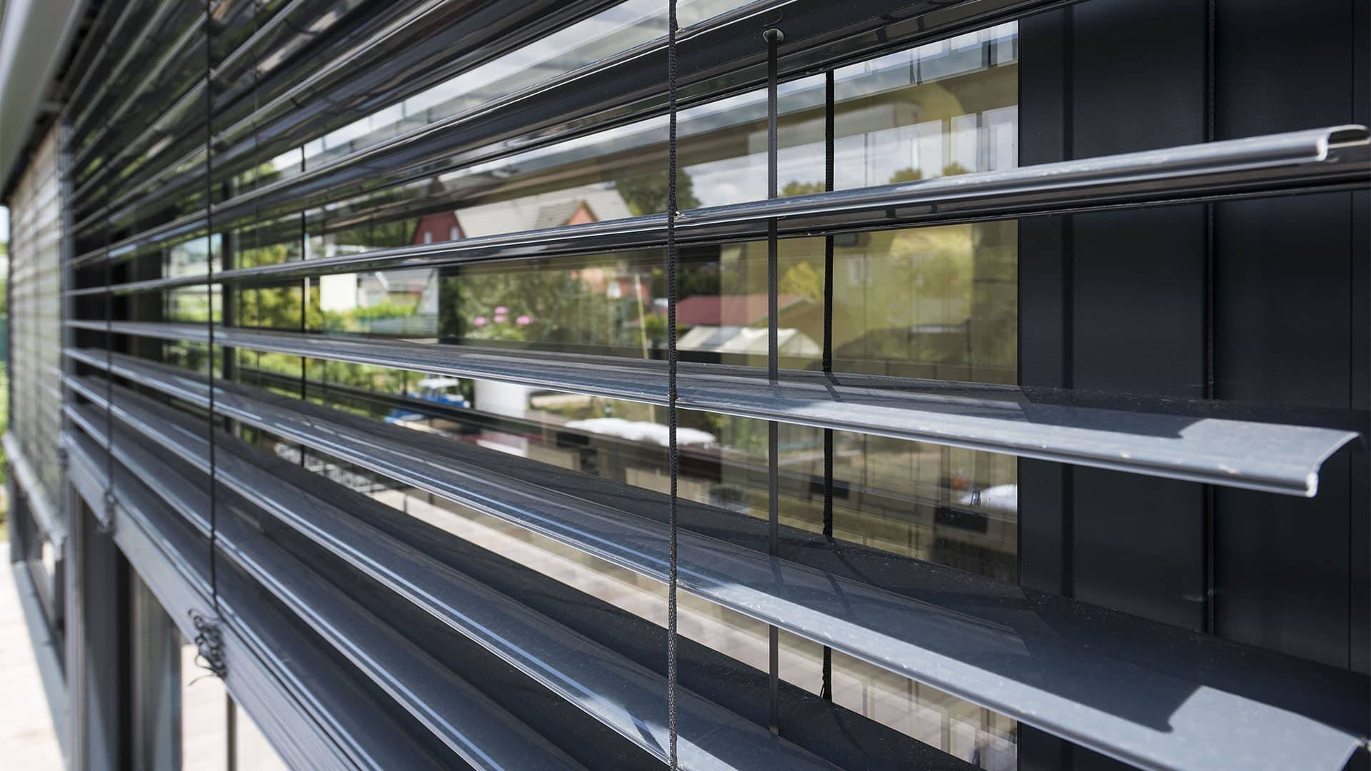 Stores en aluminium modernes sur une véranda élégante et lumineuse