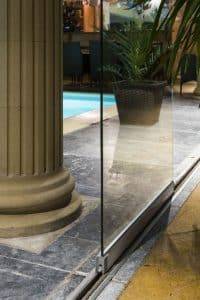 Véranda élégante avec paroi en verre près d'une piscine chauffée