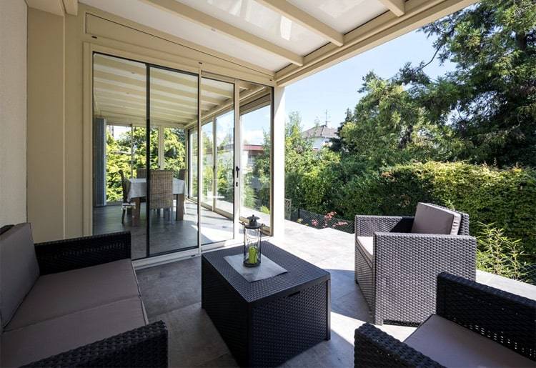 veranda-pergola-deux-en-un-blanc-salon-salle-a-manger