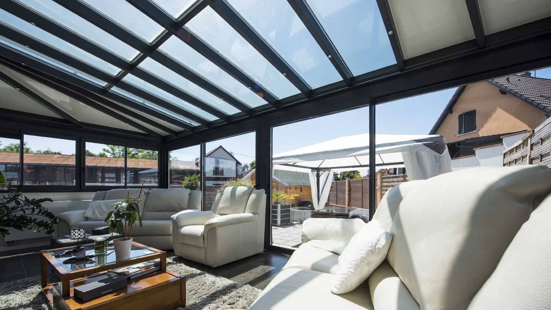 veranda-gris-anthracite-toit-vitre-salon-stores