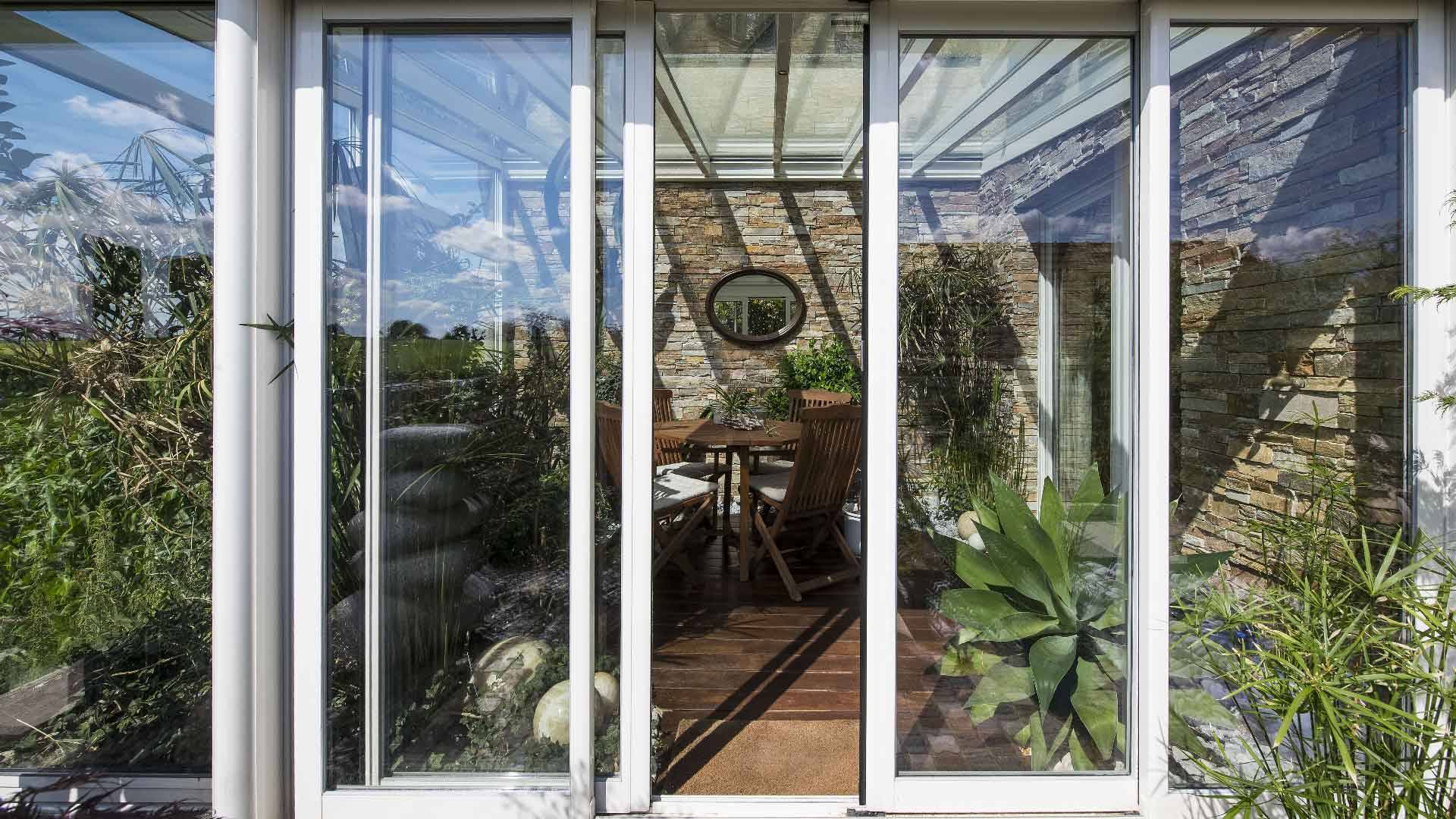 veranda-blanc-toit-vitre-plantes-terrasse