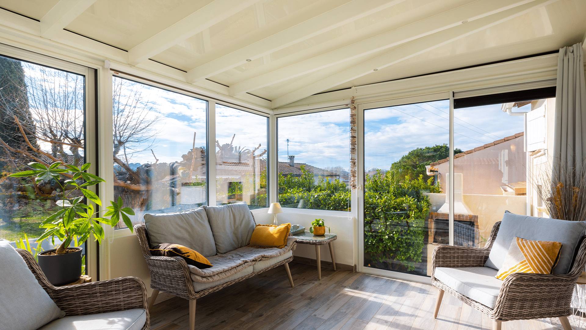 Véranda intérieur avec des stores à réflexion solaire