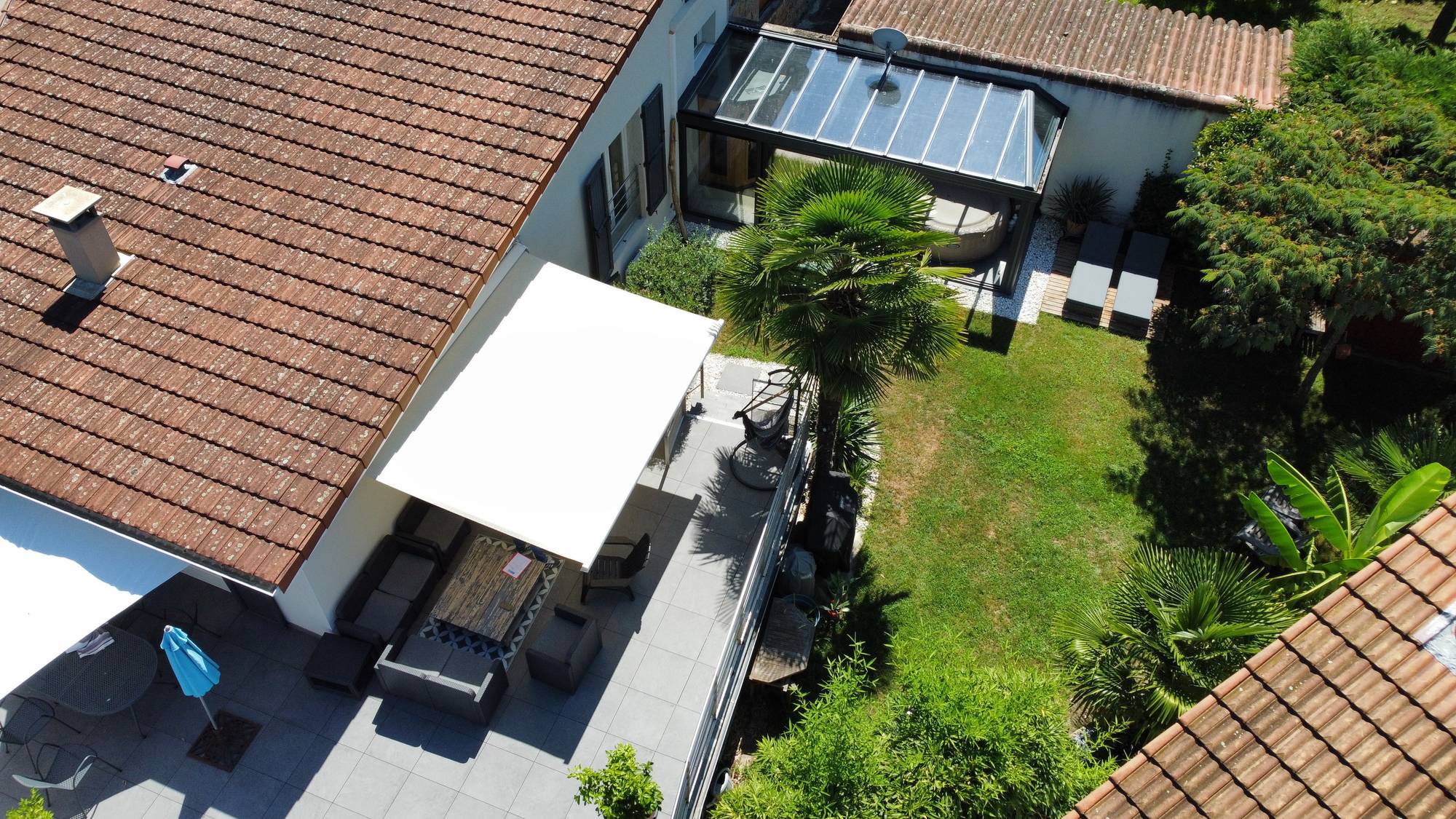 Pergola moderne dans un jardin avec mobilier de terrasse élégant