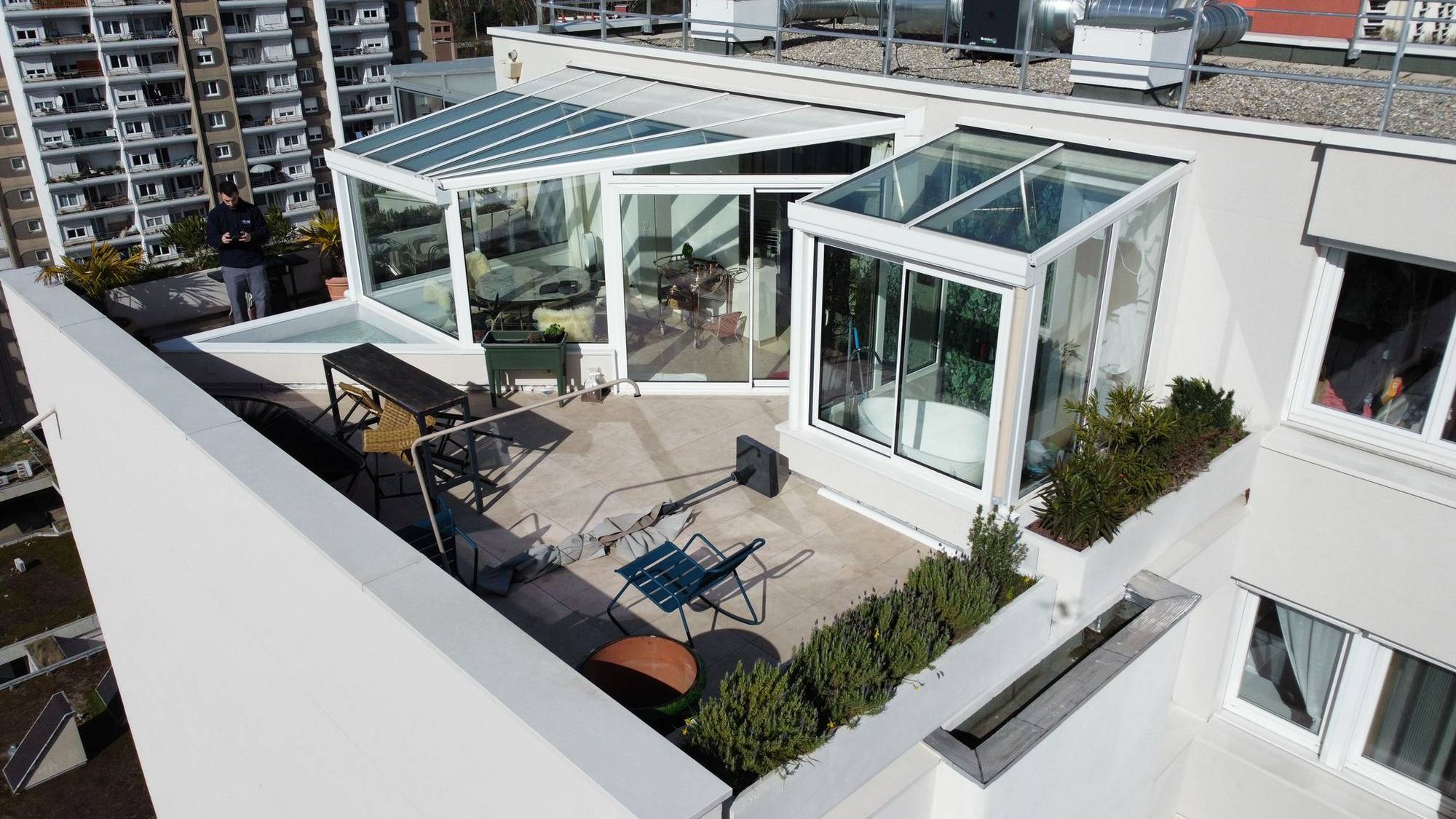 Élégante véranda vitrée moderne sur toit-terrasse en milieu urbain