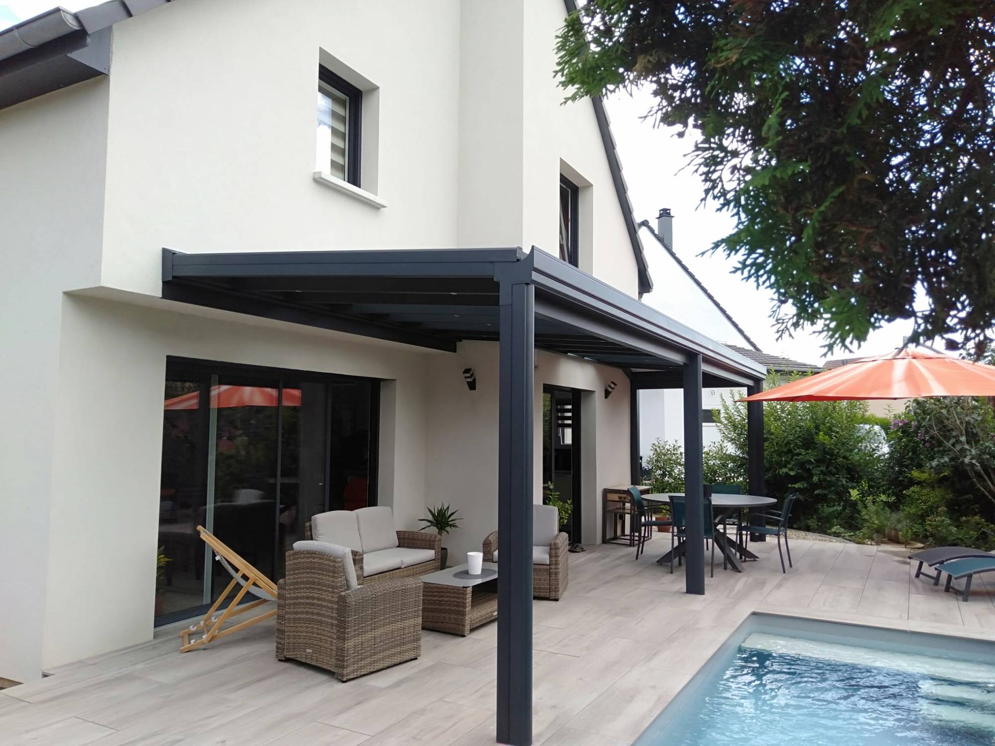 Pergola moderne et élégante pour une terrasse extérieure confortable