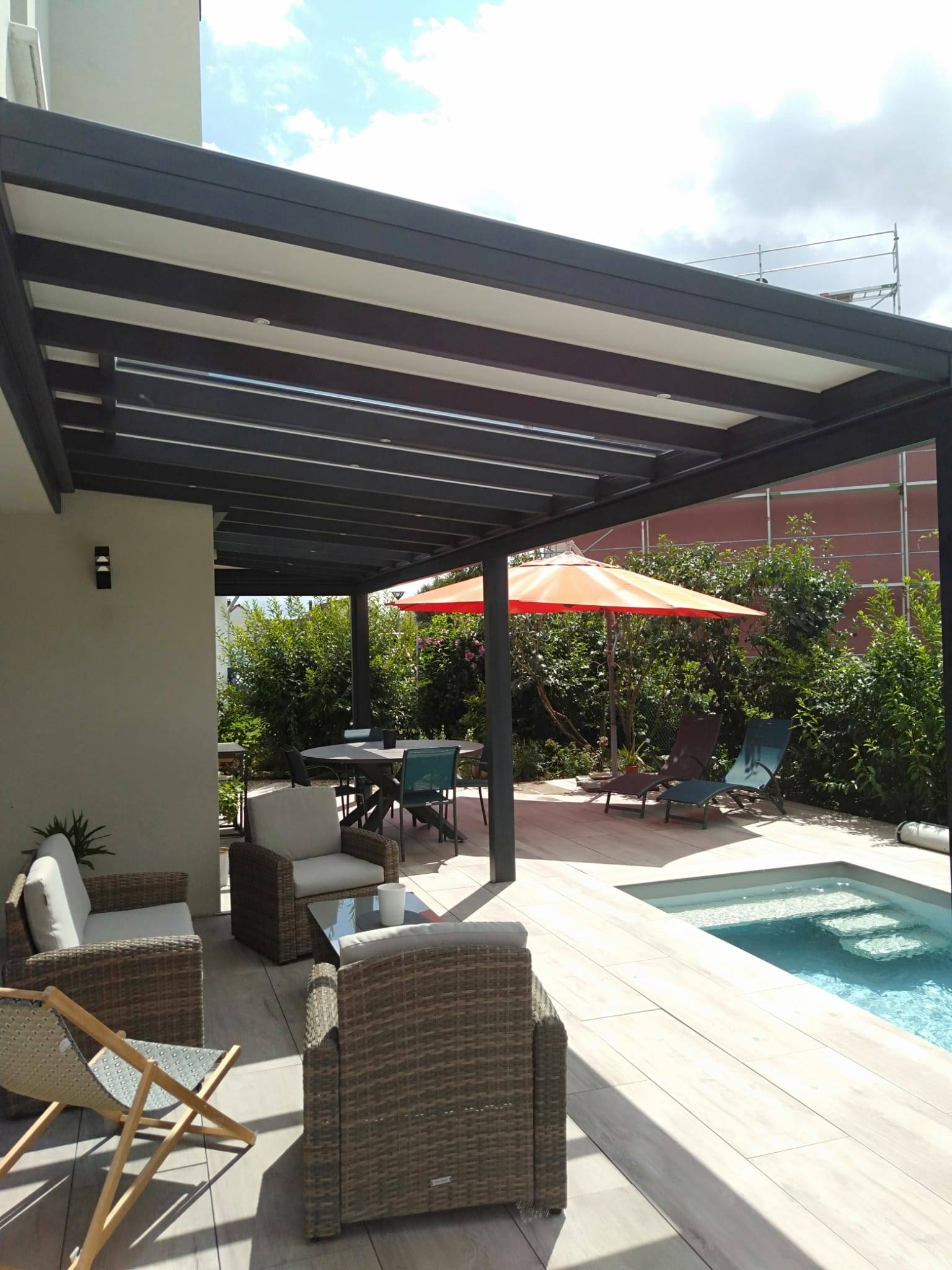 Pergola moderne avec mobilier de jardin près de la piscine