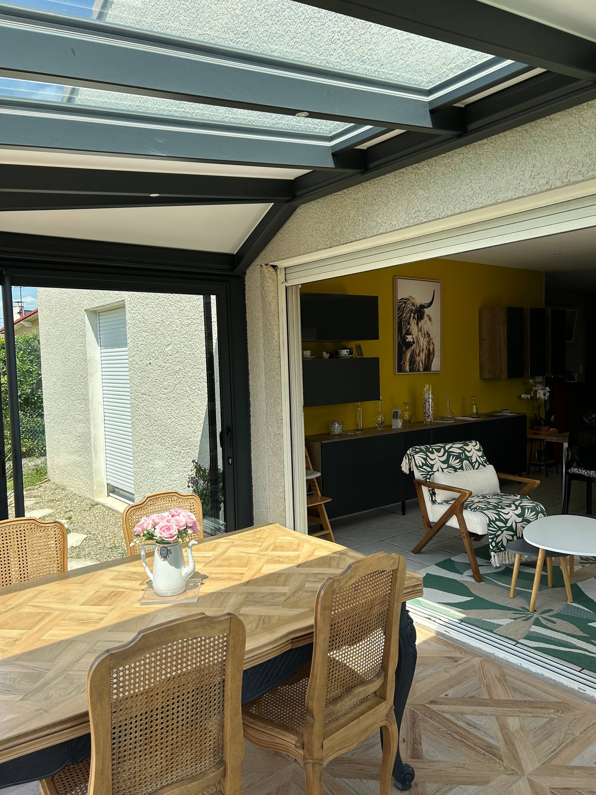 Véranda moderne avec toit en verre au design élégant