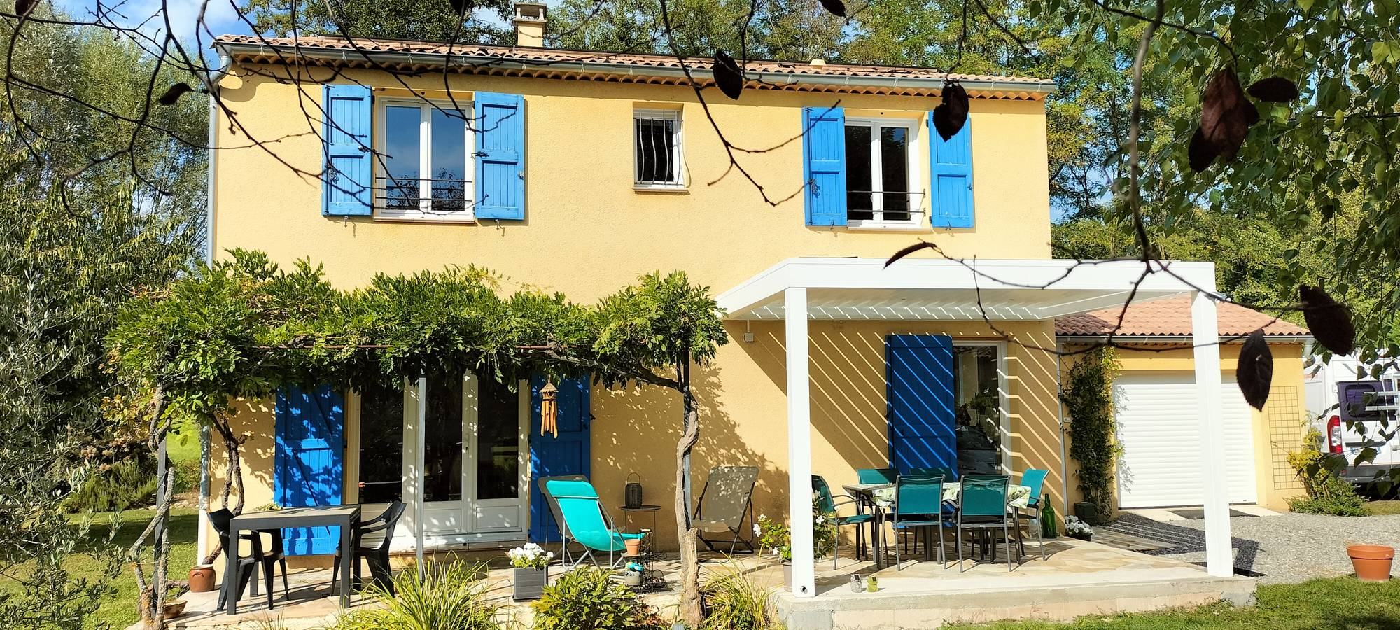 Pergola moderne blanche attachée à une maison avec terrasse extérieure