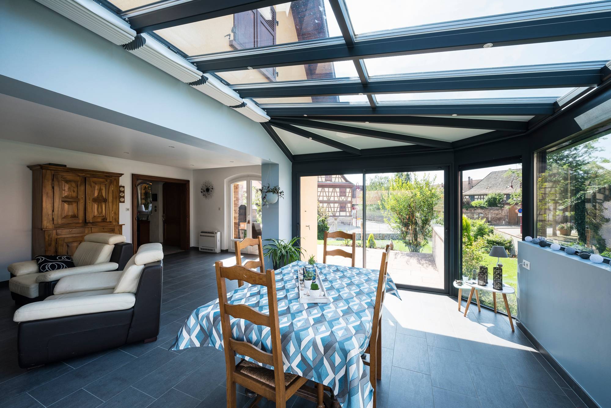 Magnifique véranda moderne offrant une vue imprenable et lumineuse