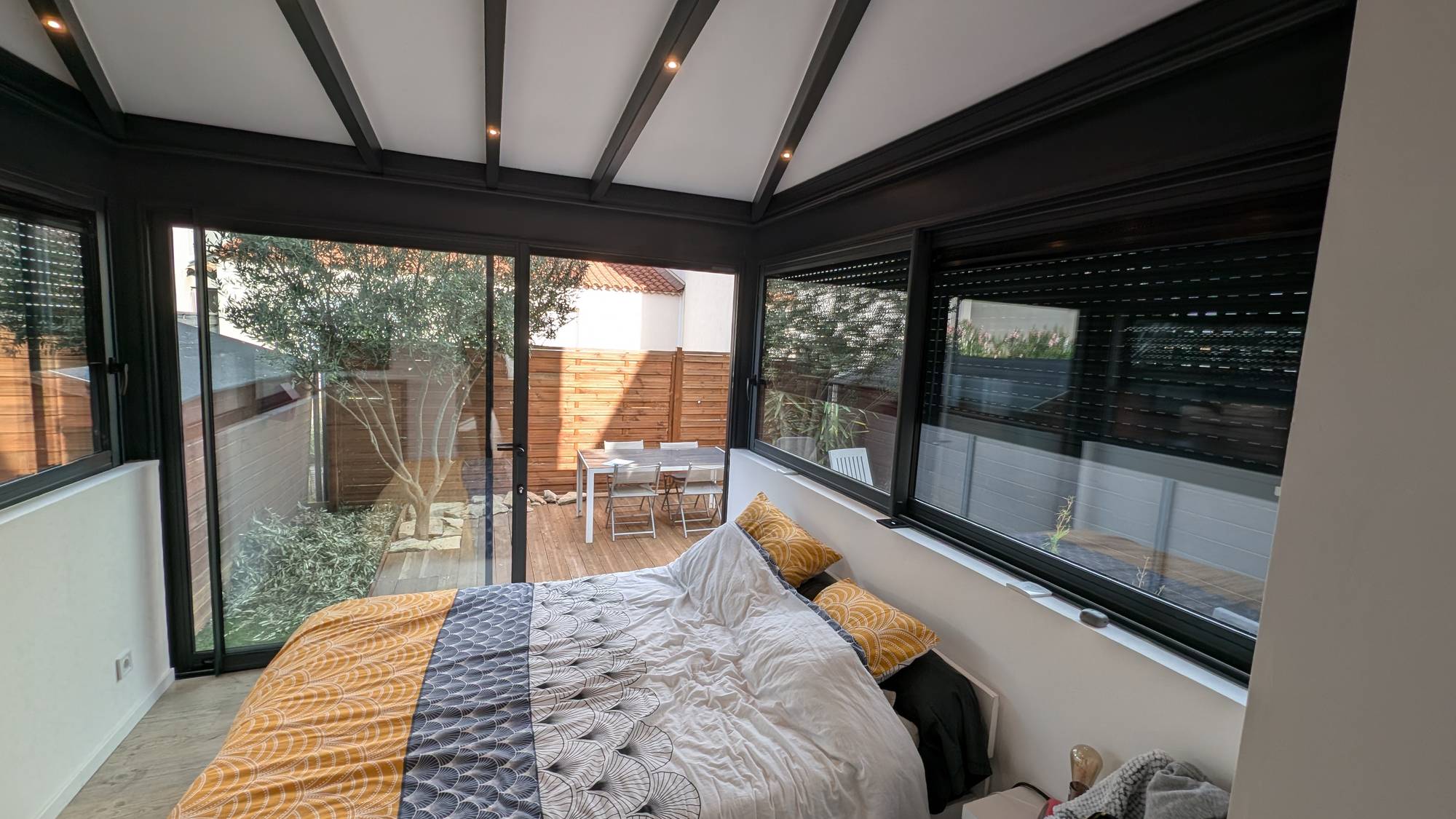 Chambre intégrée à une véranda moderne et lumineuse pour l'extérieur