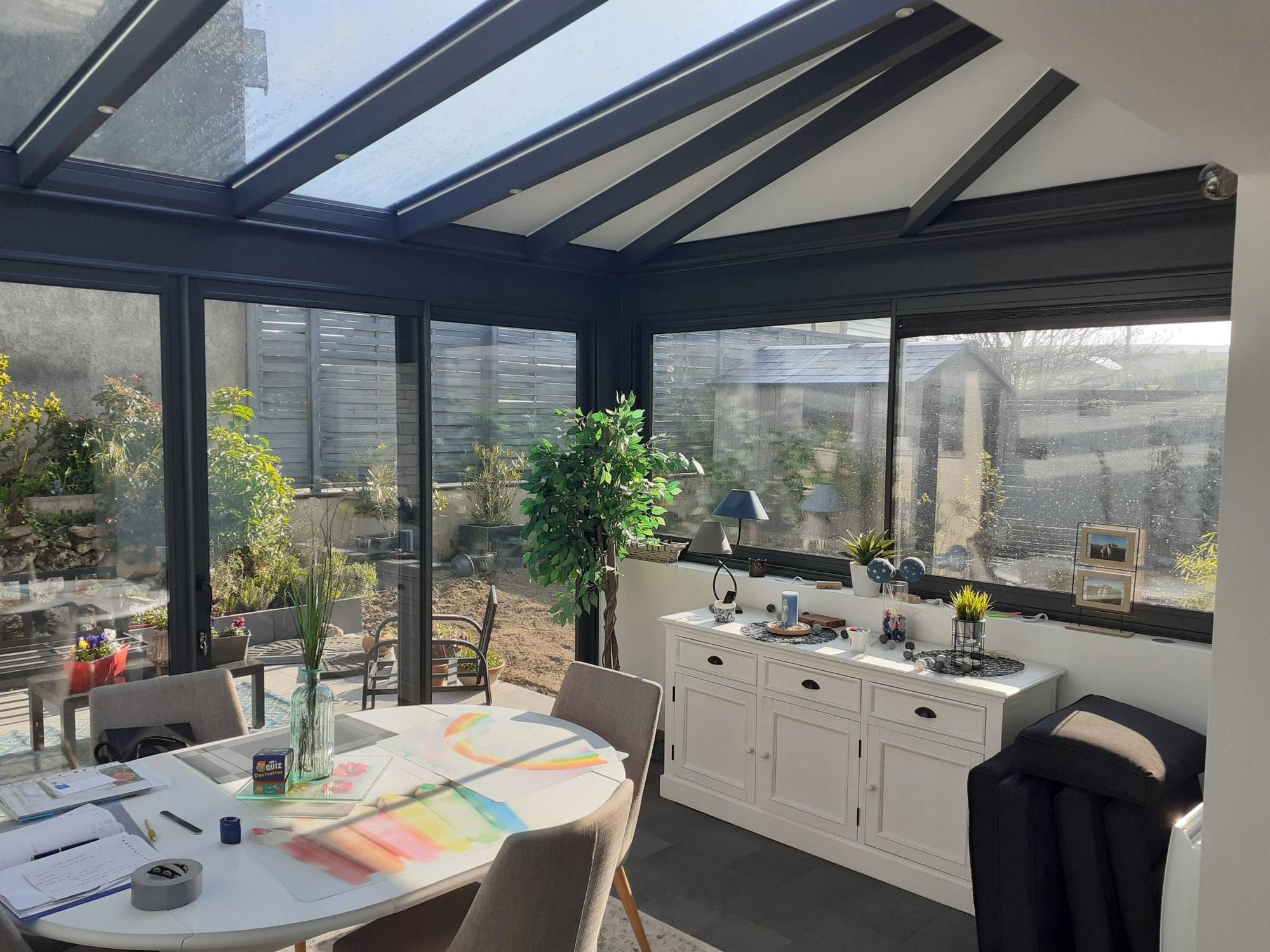 Véranda moderne et lumineuse idéale pour détente et confort intérieur